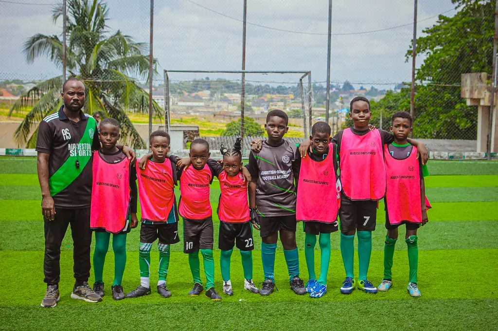 A full Madestone squad lined up in bibs for a team photograph